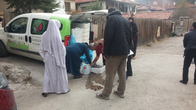 İHTİYAÇ SAHİBİ AİLELERE BALIK DAĞITIMINA DEVAM EDİLDİ-2