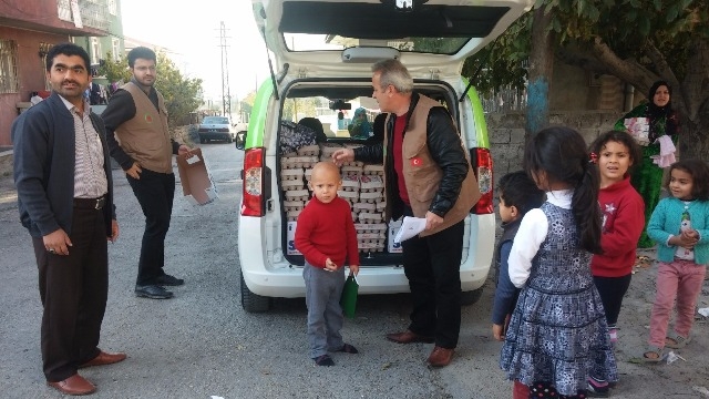 SURİYELİ KARDEŞLERİMİZE SÜT VE YUMURTA DAĞITILDI-1