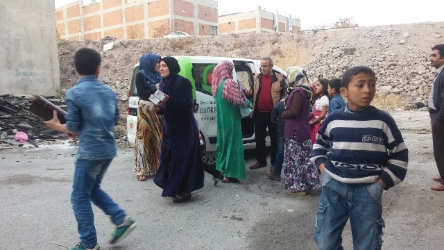 SURİYELİ KARDEŞLERİMİZE SÜT VE YUMURTA DAĞITILDI-13