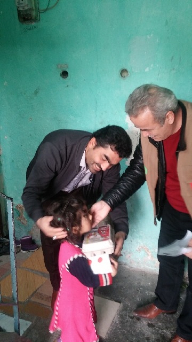 SURİYELİ KARDEŞLERİMİZE SÜT VE YUMURTA DAĞITILDI-16