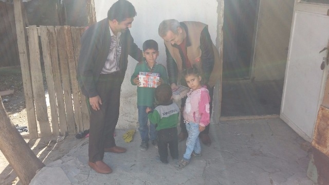 SURİYELİ KARDEŞLERİMİZE SÜT VE YUMURTA DAĞITILDI-17