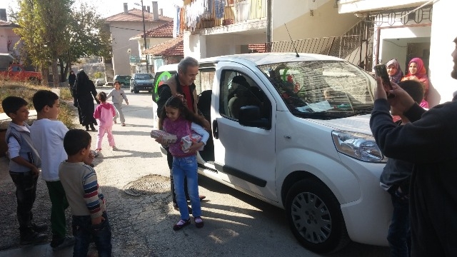 SURİYELİ KARDEŞLERİMİZE SÜT VE YUMURTA DAĞITILDI-18