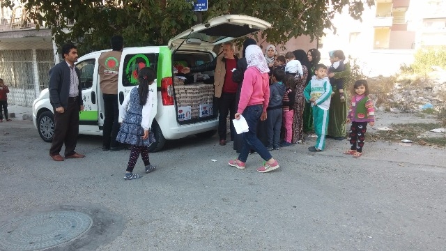 SURİYELİ KARDEŞLERİMİZE SÜT VE YUMURTA DAĞITILDI-2