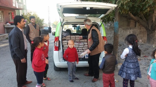 SURİYELİ KARDEŞLERİMİZE SÜT VE YUMURTA DAĞITILDI-3