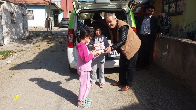 SURİYELİ KARDEŞLERİMİZE SÜT VE YUMURTA DAĞITILDI-5