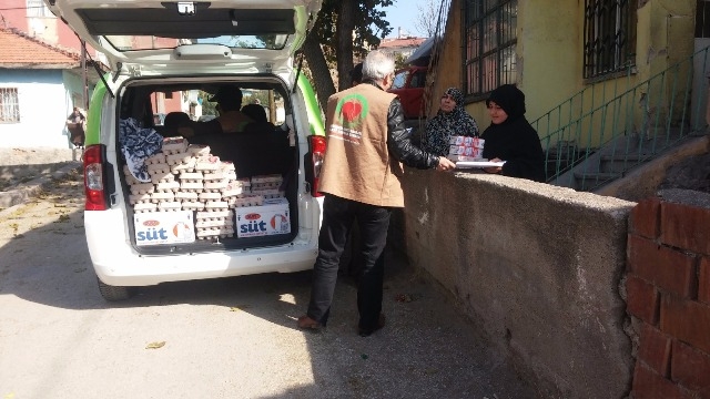 SURİYELİ KARDEŞLERİMİZE SÜT VE YUMURTA DAĞITILDI-7