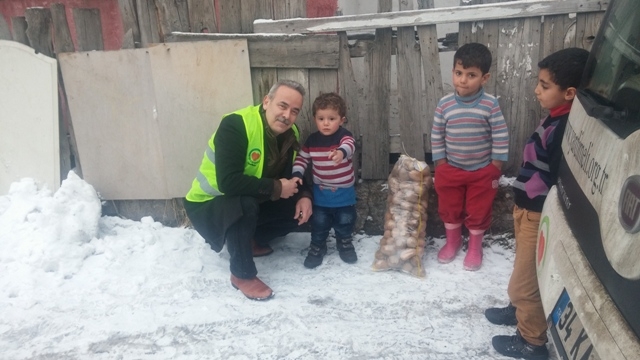 SURİYELİ MUHACİR KARDEŞLERİMİZE PATATES DAĞITILDI-1