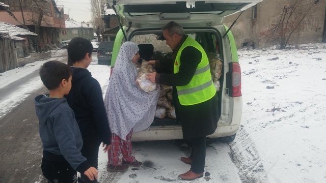 SURİYELİ MUHACİR KARDEŞLERİMİZE PATATES DAĞITILDI-2