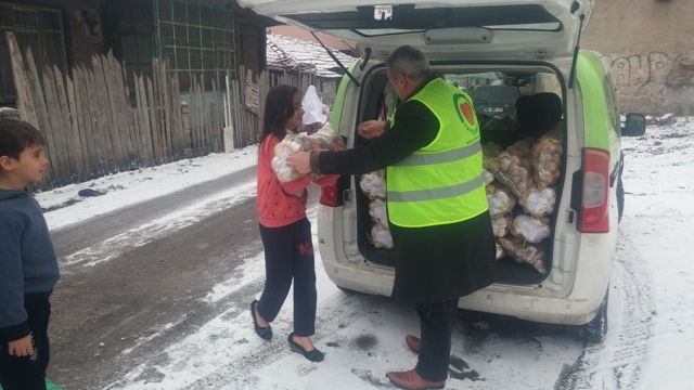 SURİYELİ MUHACİR KARDEŞLERİMİZE PATATES DAĞITILDI-3