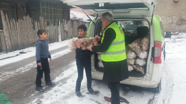 SURİYELİ MUHACİR KARDEŞLERİMİZE PATATES DAĞITILDI-4