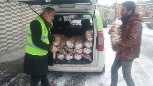 SURİYELİ MUHACİR KARDEŞLERİMİZE PATATES DAĞITILDI-5