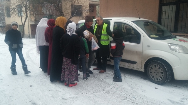 SURİYELİ MUHACİR KARDEŞLERİMİZE PATATES DAĞITILDI-8