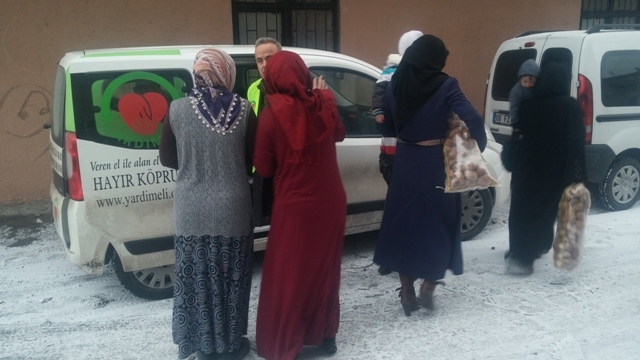 SURİYELİ MUHACİR KARDEŞLERİMİZE PATATES DAĞITILDI-9