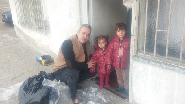 SURİYELİ KARDEŞLERİMİZE MONT VE KABAN DAĞITIMI YAPILDI.-1