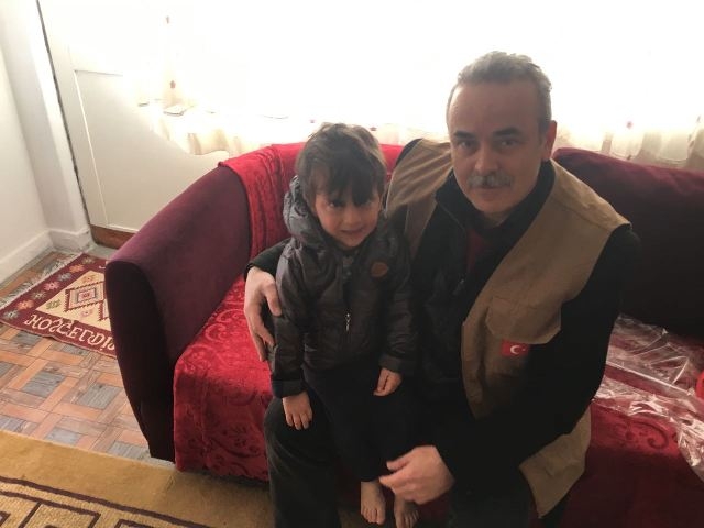 SURİYELİ KARDEŞLERİMİZE MONT VE KABAN DAĞITIMI YAPILDI.-10