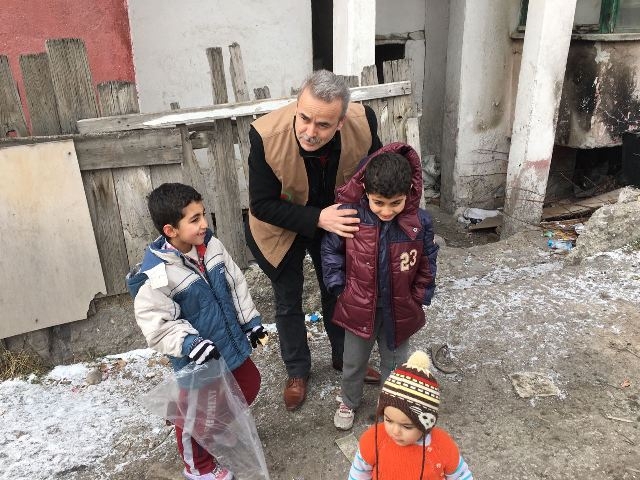 SURİYELİ KARDEŞLERİMİZE MONT VE KABAN DAĞITIMI YAPILDI.-12