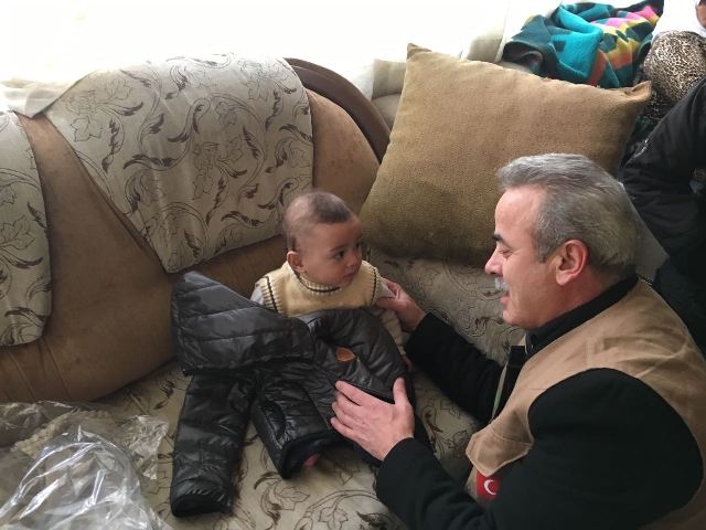 SURİYELİ KARDEŞLERİMİZE MONT VE KABAN DAĞITIMI YAPILDI.-14