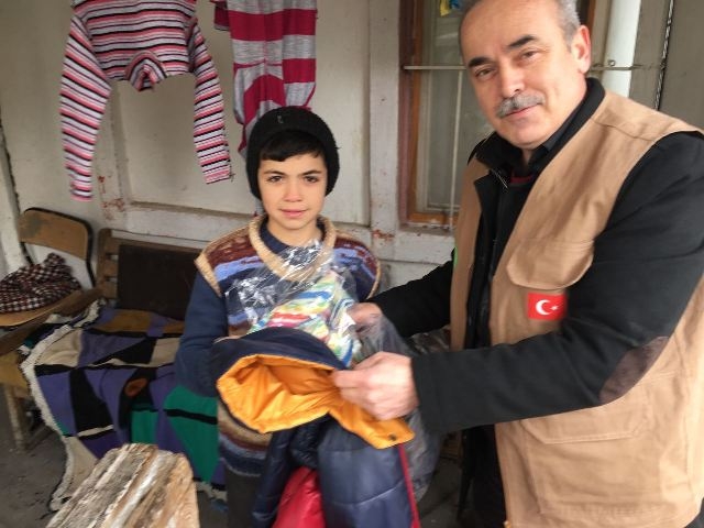 SURİYELİ KARDEŞLERİMİZE MONT VE KABAN DAĞITIMI YAPILDI.-15