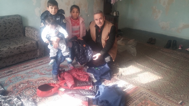 SURİYELİ KARDEŞLERİMİZE MONT VE KABAN DAĞITIMI YAPILDI.-2