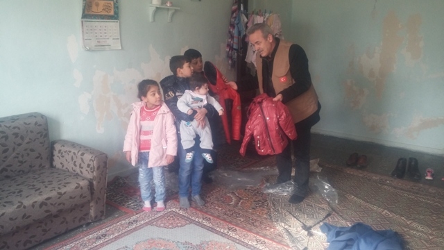SURİYELİ KARDEŞLERİMİZE MONT VE KABAN DAĞITIMI YAPILDI.-3