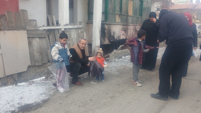 SURİYELİ KARDEŞLERİMİZE MONT VE KABAN DAĞITIMI YAPILDI.-4