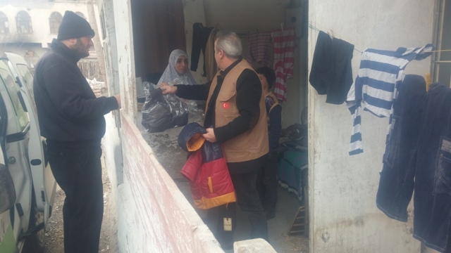 SURİYELİ KARDEŞLERİMİZE MONT VE KABAN DAĞITIMI YAPILDI.-5