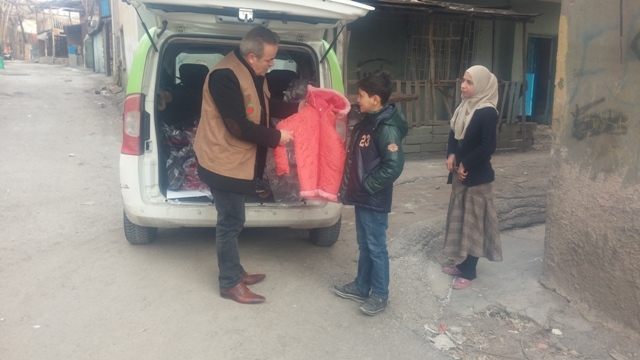 SURİYELİ KARDEŞLERİMİZE MONT VE KABAN DAĞITIMI YAPILDI.-6