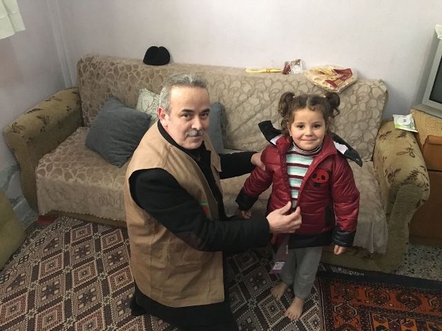 SURİYELİ KARDEŞLERİMİZE MONT VE KABAN DAĞITIMI YAPILDI.-9