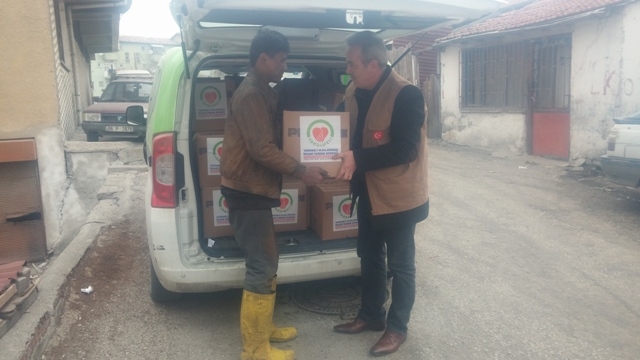 İHTİYAÇ SAHİPLERİNE GIDA KOLİSİ DAĞITILDI.-1