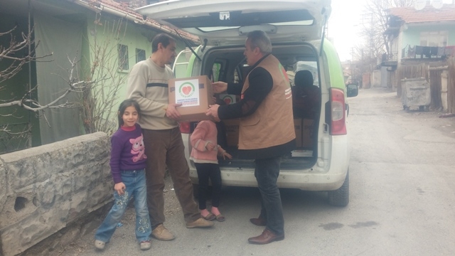 İHTİYAÇ SAHİPLERİNE GIDA KOLİSİ DAĞITILDI.-10