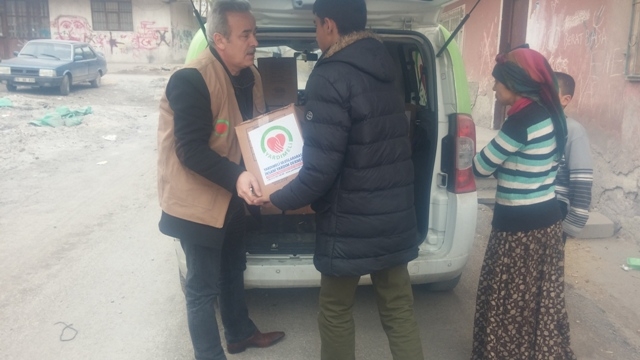 İHTİYAÇ SAHİPLERİNE GIDA KOLİSİ DAĞITILDI.-11