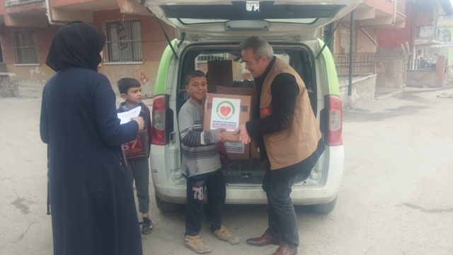 İHTİYAÇ SAHİPLERİNE GIDA KOLİSİ DAĞITILDI.-12