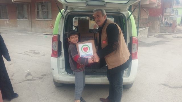 İHTİYAÇ SAHİPLERİNE GIDA KOLİSİ DAĞITILDI.-13