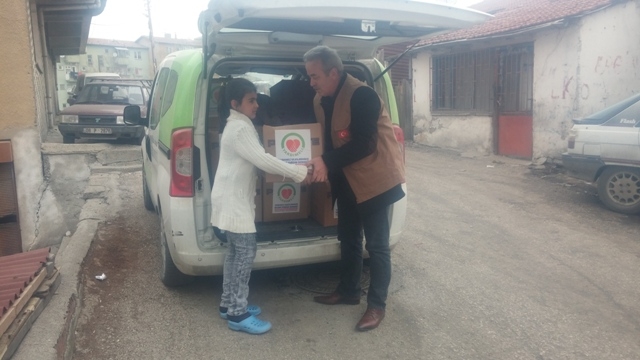 İHTİYAÇ SAHİPLERİNE GIDA KOLİSİ DAĞITILDI.-2