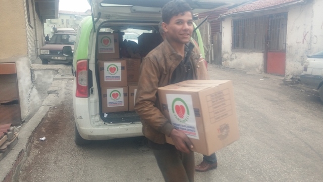 İHTİYAÇ SAHİPLERİNE GIDA KOLİSİ DAĞITILDI.-3