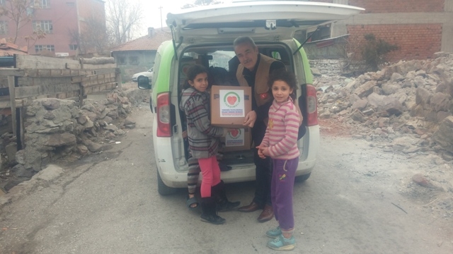 İHTİYAÇ SAHİPLERİNE GIDA KOLİSİ DAĞITILDI.-4