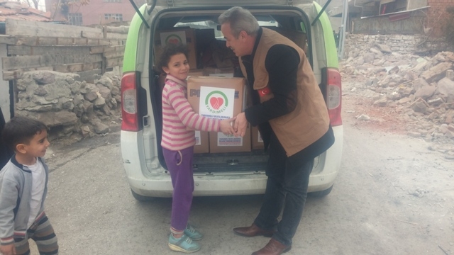 İHTİYAÇ SAHİPLERİNE GIDA KOLİSİ DAĞITILDI.-5