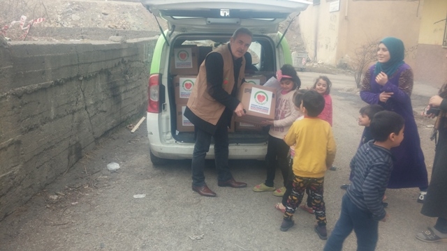 İHTİYAÇ SAHİPLERİNE GIDA KOLİSİ DAĞITILDI.-6