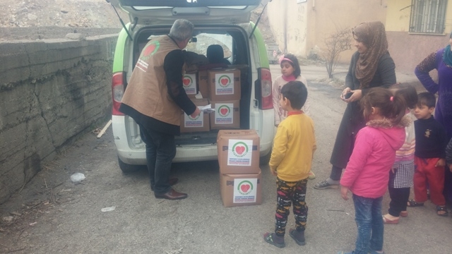 İHTİYAÇ SAHİPLERİNE GIDA KOLİSİ DAĞITILDI.-7