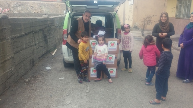 İHTİYAÇ SAHİPLERİNE GIDA KOLİSİ DAĞITILDI.-8