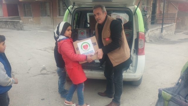 İHTİYAÇ SAHİPLERİNE GIDA KOLİSİ DAĞITILDI.-9