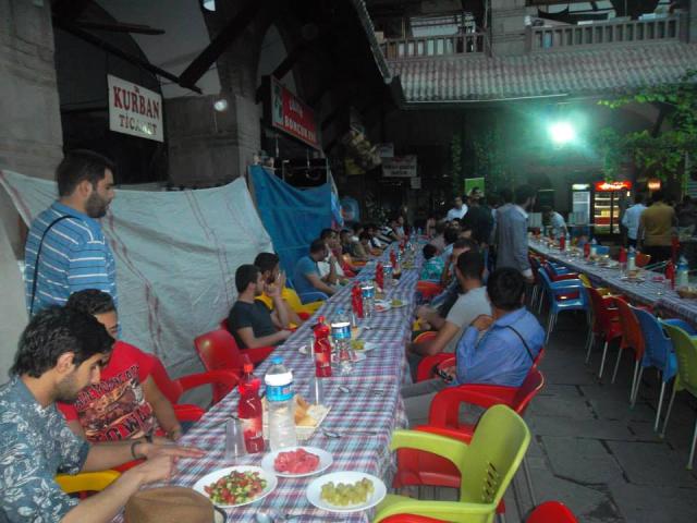 200 Yerli ve Yabancı uyruklu öğrenci kardeşlerimize iftar düzenledik.-1