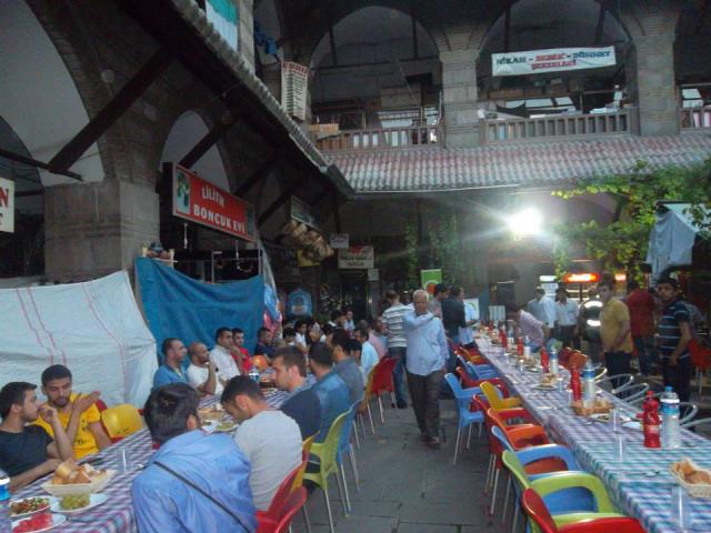 200 Yerli ve Yabancı uyruklu öğrenci kardeşlerimize iftar düzenledik.-2