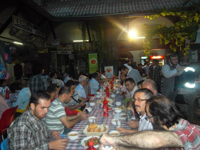 200 Yerli ve Yabancı uyruklu öğrenci kardeşlerimize iftar düzenledik.-5