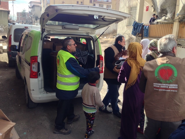 İHTİYAÇ SAHİBİ AİLELERE SOBA VE KÖMÜR DAĞITILDI.-1