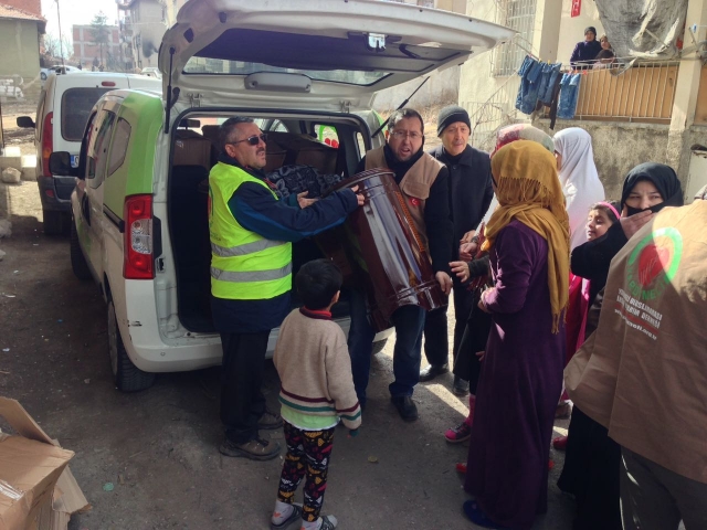 İHTİYAÇ SAHİBİ AİLELERE SOBA VE KÖMÜR DAĞITILDI.-2