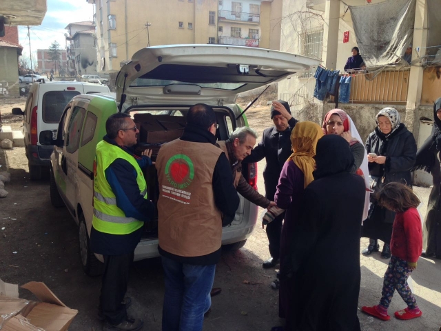 İHTİYAÇ SAHİBİ AİLELERE SOBA VE KÖMÜR DAĞITILDI.-3