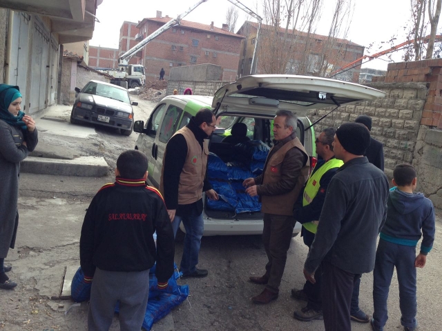 İHTİYAÇ SAHİBİ AİLELERE SOBA VE KÖMÜR DAĞITILDI.-4