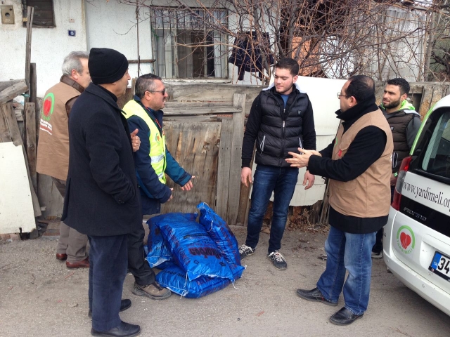 İHTİYAÇ SAHİBİ AİLELERE SOBA VE KÖMÜR DAĞITILDI.-5