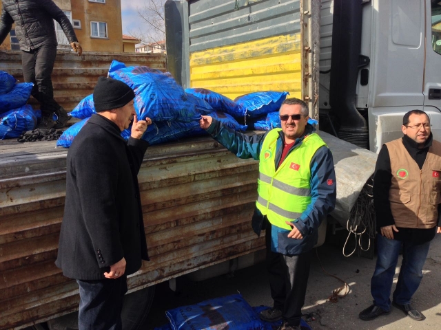 İHTİYAÇ SAHİBİ AİLELERE SOBA VE KÖMÜR DAĞITILDI.-6